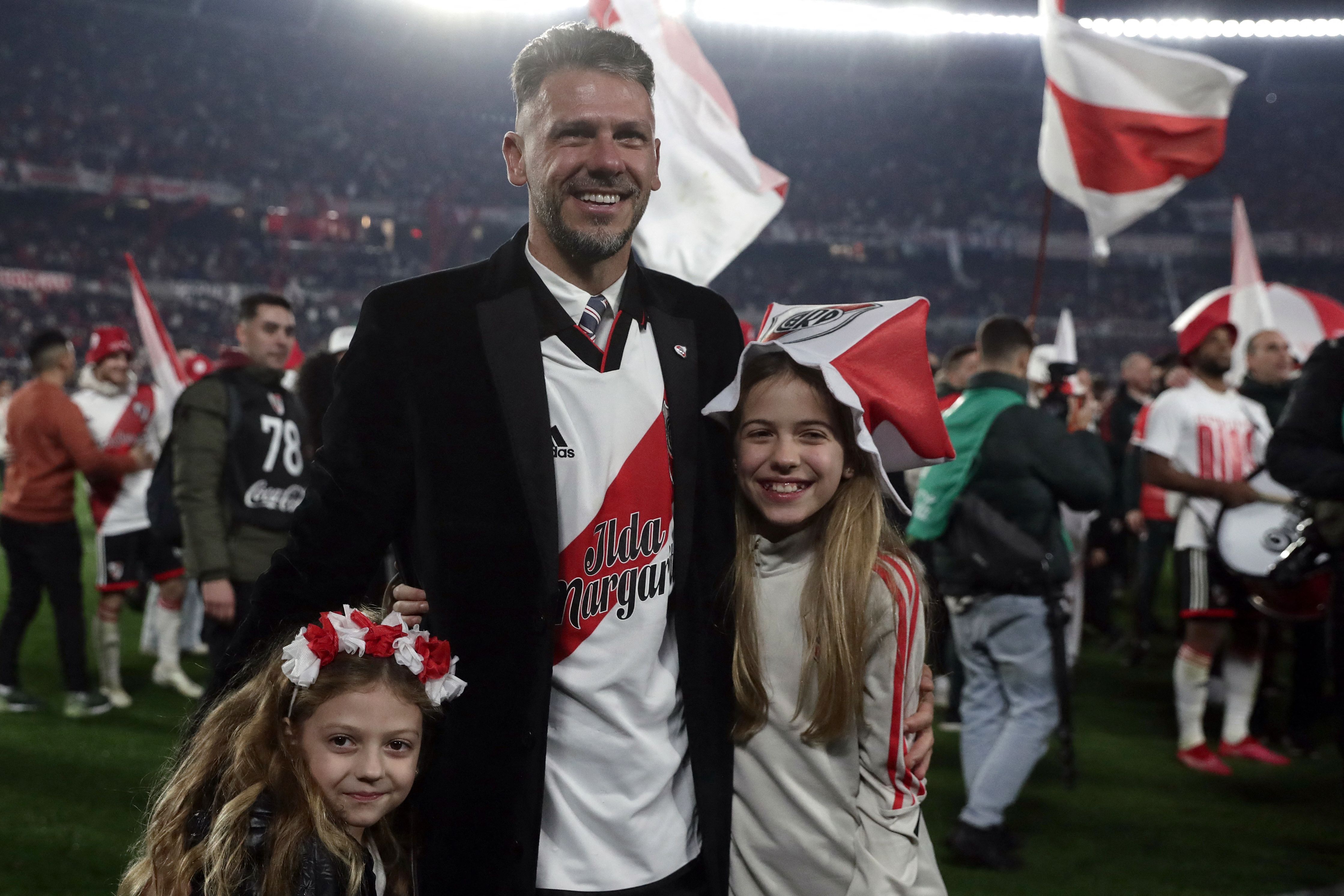 مارتن دیمیکێلێس و منداڵەکانی